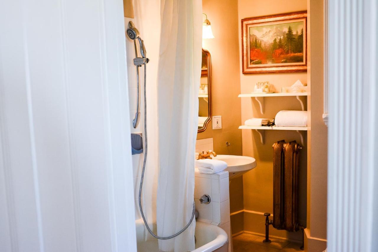 Dashwood Manor Seaside Bed & Breakfast Victoria Dış mekan fotoğraf